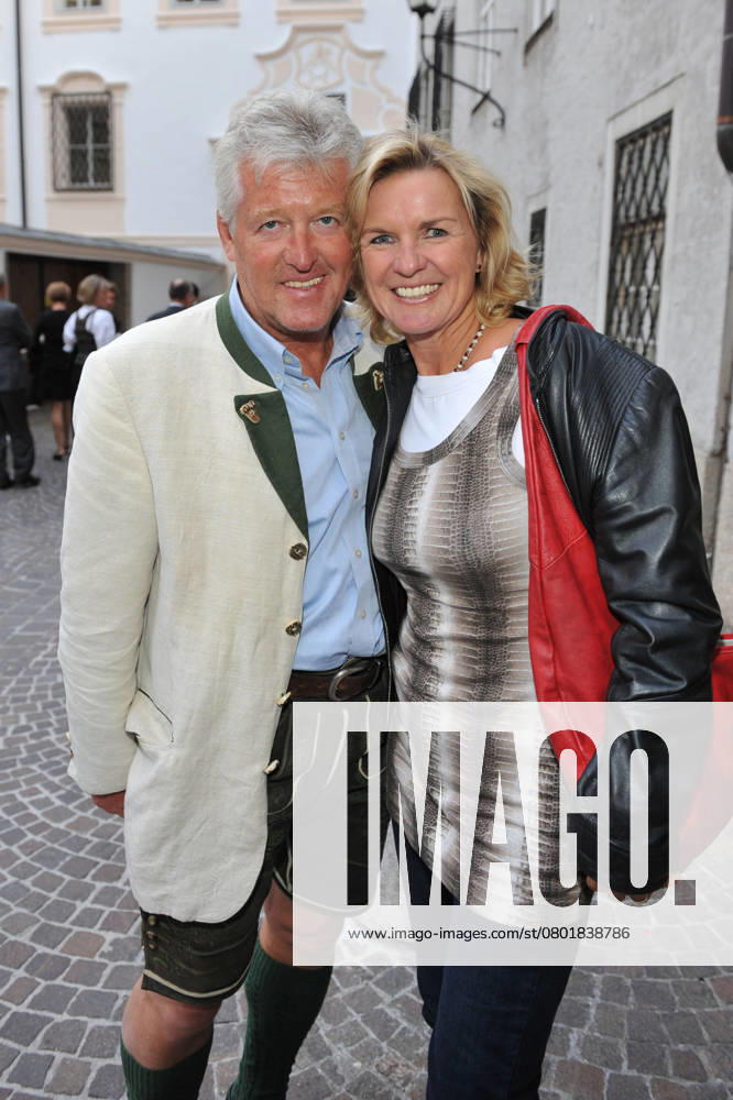 Hera Lind mit Ehemann Engelbert Lainer bei der Jedermann Premiere Eroeffnung der Salzburger Festspiele 2010 Domplatz am 25.07.2010 Salzburg Bitte Fotozeile BREUEL-BILD ABB BREUEL-BILD Presse Photo Agency Postfach 700210 D-22045 HAMBURG Tel.+49 - (0) 40 66976697 E-Mail:breuel@breuel-bild.de Beleg und Honorarpflichtig + 7,00 % UST. www.breuel-bild.de BREUEL-BILD uebernimmt keine Haftung bei einer evtuellen Verletzung Rechte Dritter die aus der Veroeffentlichung dieses Bildes entstehen koennten - AGBs siehe www.breuel-bild.de Salzburg Austria