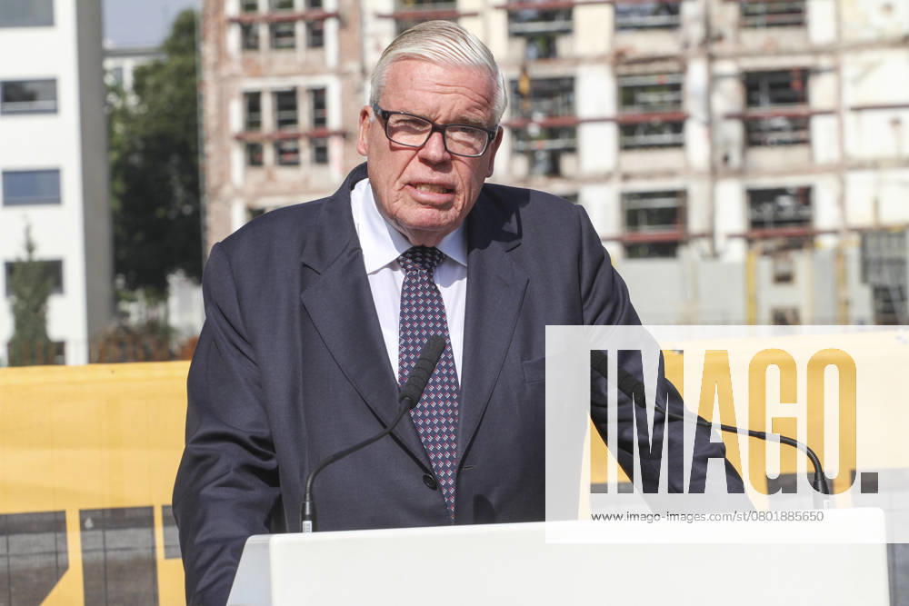 Prof. Dr.Klaus-Michael Kühne Kuehne Unternehmer Bauherr bei der Grundsteinlegung zum Hotel Neubau The Fontenay auf der Baustelle am Donnerstag 14.August 2014 in Hamburg HH Deutschland