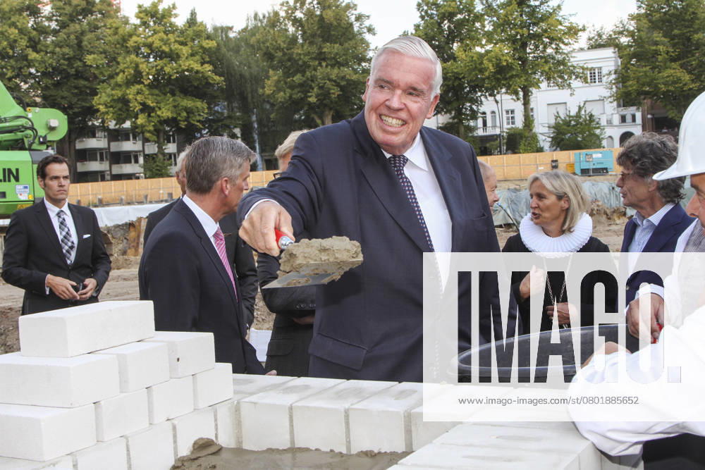 Prof. Dr.Klaus-Michael Kühne Kuehne Unternehmer Bauherr bei der Grundsteinlegung zum Hotel Neubau The Fontenay auf der Baustelle am Donnerstag 14.August 2014 in Hamburg HH Deutschland