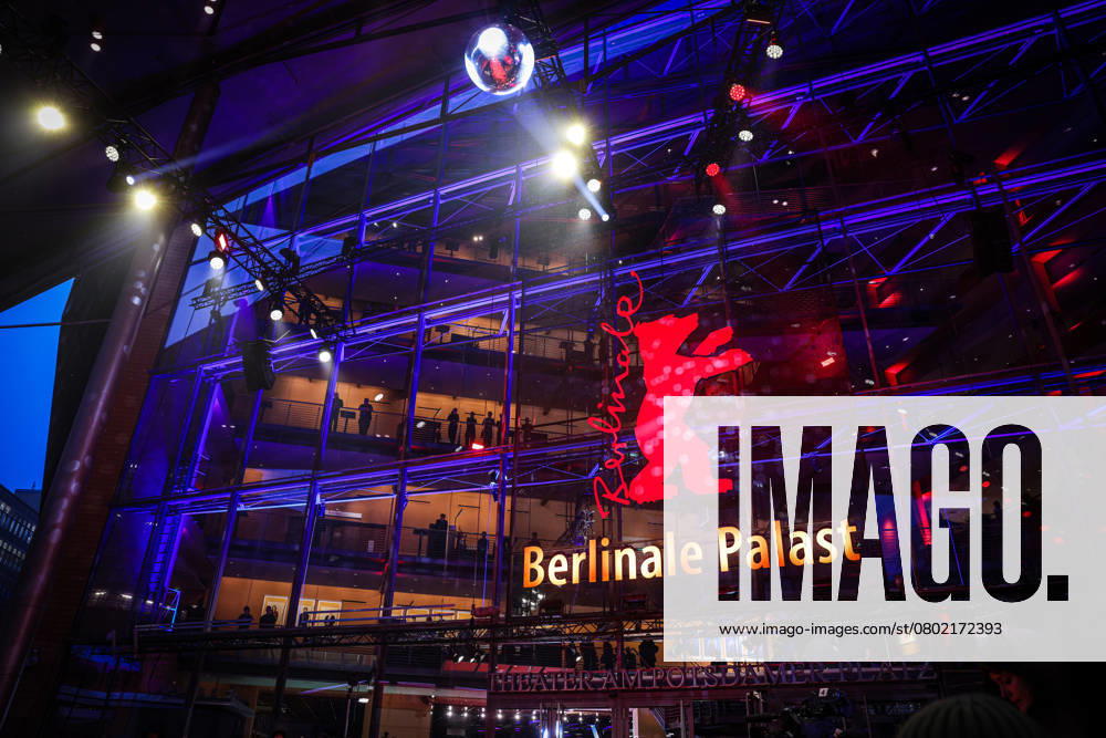 Eröffnung 75. Internatonale Filmfestspiele Berlin Atmosphäre Feature Aussenansicht Eröffnung der 75. Internationale Filmfestspiele Berlin Berlinale im Berlinale Palast Premiere DAS LICHT