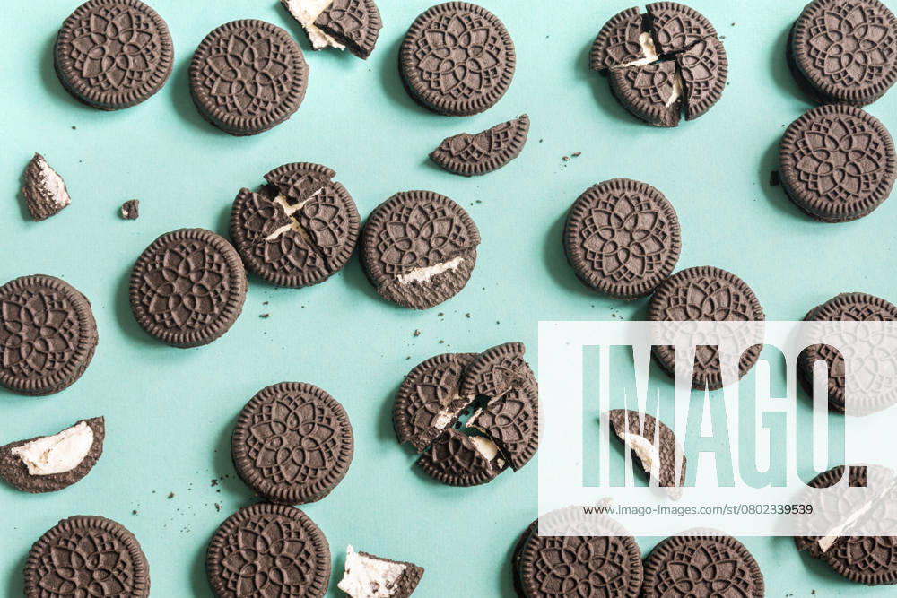 Oreo-Kekse (Schokolade und Sahne) Oreo (chocolate and cream) cookies on blue pastel background, top view.