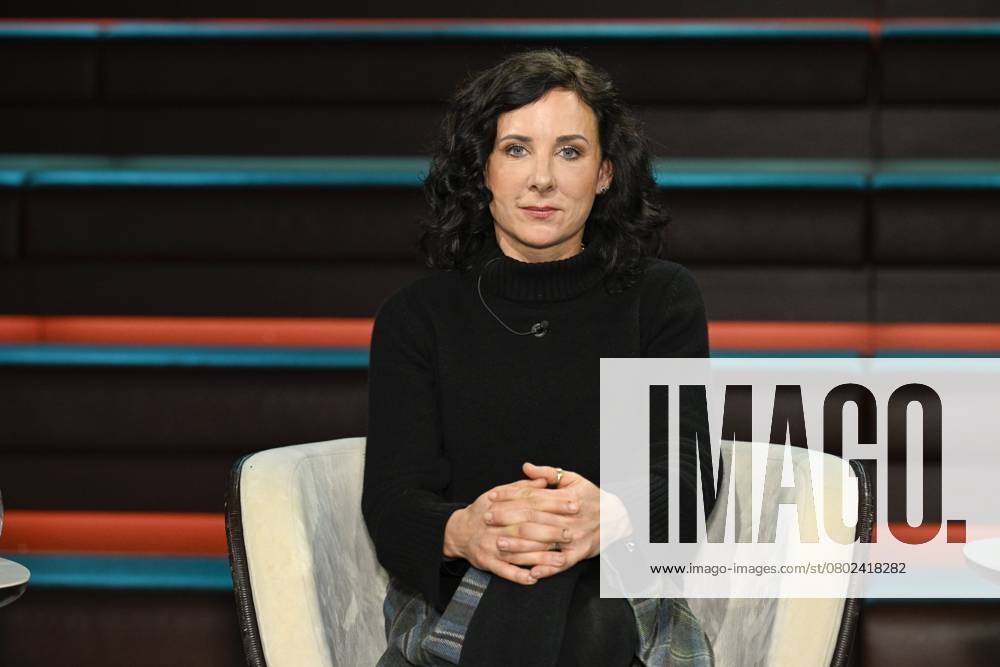 Juli Zeh (Autorin) 02 25 her Juli Zeh am 9. Februar 2025 in Markus Lanz , ZDF - Sondersendung nach dem Kanzlerduell zur Bundestagswahl 2025 TV Fernsehen Talkshow Talk Show Deutschland deutsch deutsche Frau Schriftstellerin Literatur Juristin Richterin female lawyer author writer quer halb sitzend neutral