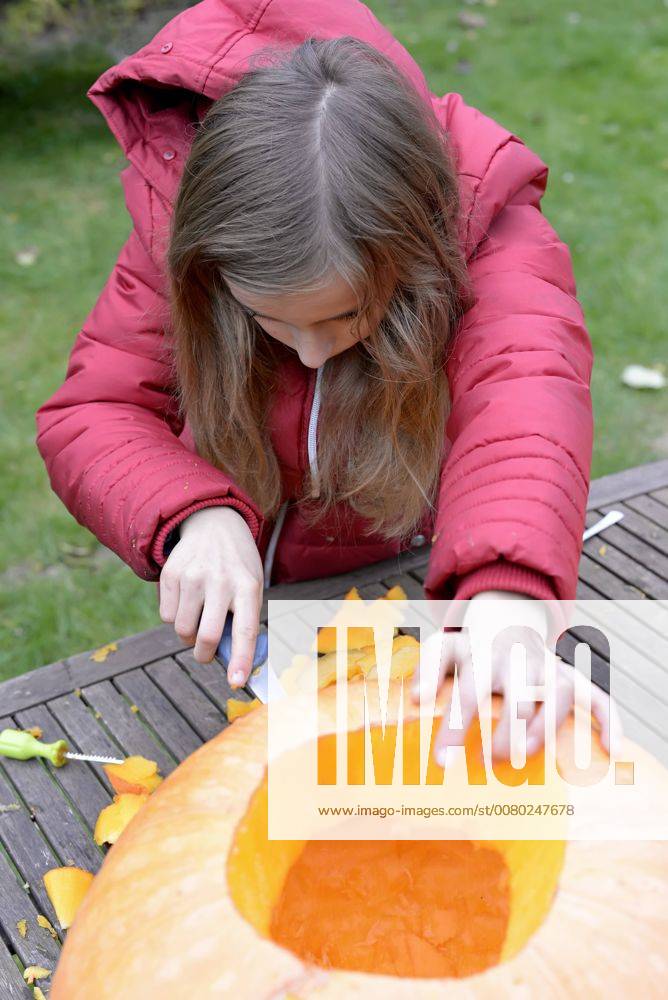 Mädchen bastelt Halloween Kürbis little girl making halloween pumpkin MODEL RELEASED