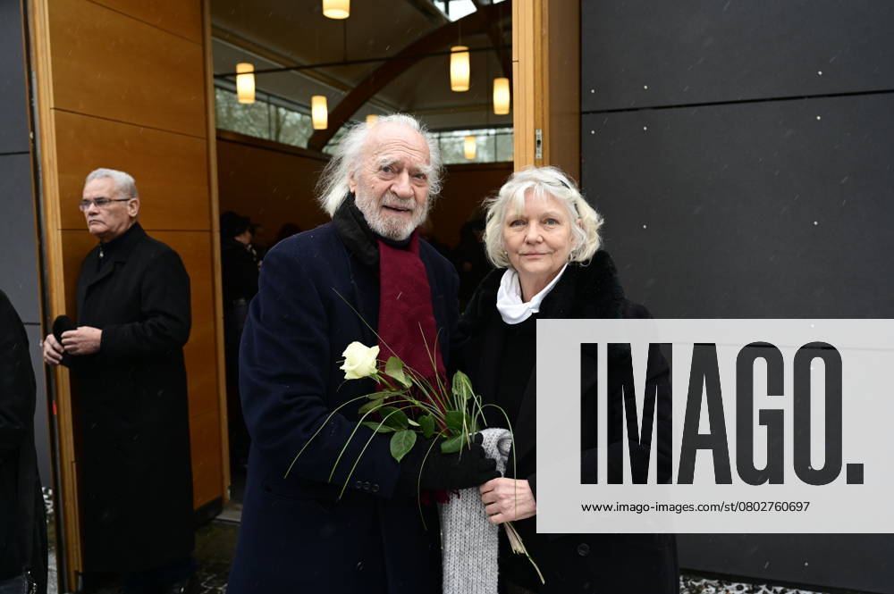 Achim Wolff und Ehefrau Rita Feldmeier bei der Trauerfeier und Urnenbeisetzung für Christel Bodenstein auf dem Waldfriedhof Grünau. Berlin, 13.02.2025 Berlin Germany