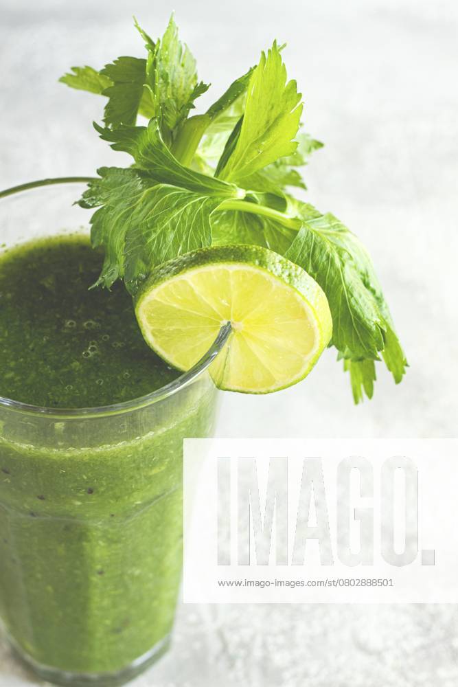 Glas mit grünem Smoothie, Sellerie und Spinat, Apfel und Kiwi, Gurke, Gemüse Smoothie, Frühstück, selbstgemacht, ohne Menschen Glass with green smoothie, celery and spinach, apple and kiwi, cucumber, vegetable smoothie, breakfast, homemade, no people