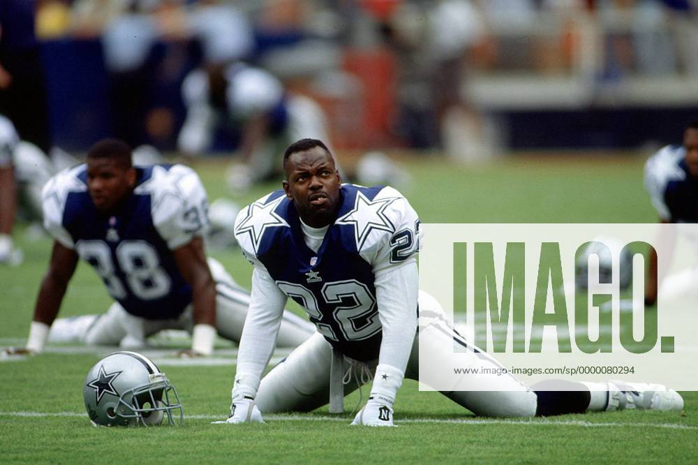 Running Back Emmitt Smith (Cowboys) beim Stretching vor dem Spiel American Football Herren NFL, Saison 1997 1998, Regular Season Game: Dallas Cowboys Einzelbild Texas Stadium Dallas Nachdenklichkeit,