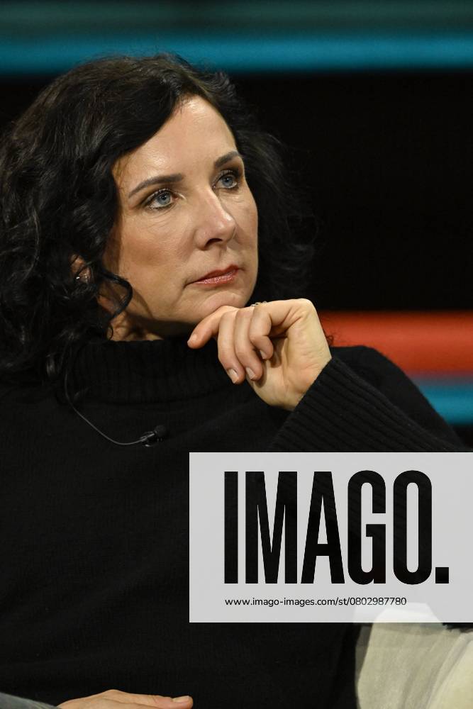 Juli Zeh (Autorin) 02 25 her Juli Zeh am 9. Februar 2025 in Markus Lanz , ZDF - Sondersendung nach dem Kanzlerduell zur Bundestagswahl 2025 TV Fernsehen Talkshow Talk Show Deutschland deutsch deutsche Frau Schriftstellerin Literatur Juristin Richterin female lawyer author writer hoch halb sitzend Porträt nachdenklich zuhörend aufgestützt
