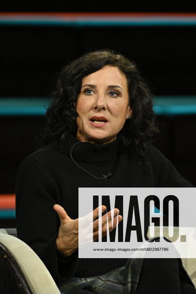 Juli Zeh (Autorin) 02 25 her Juli Zeh am 9. Februar 2025 in Markus Lanz , ZDF - Sondersendung nach dem Kanzlerduell zur Bundestagswahl 2025 TV Fernsehen Talkshow Talk Show Deutschland deutsch deutsche Frau Schriftstellerin Literatur Juristin Richterin female lawyer author writer hoch halb sitzend sprechend gestikulierend