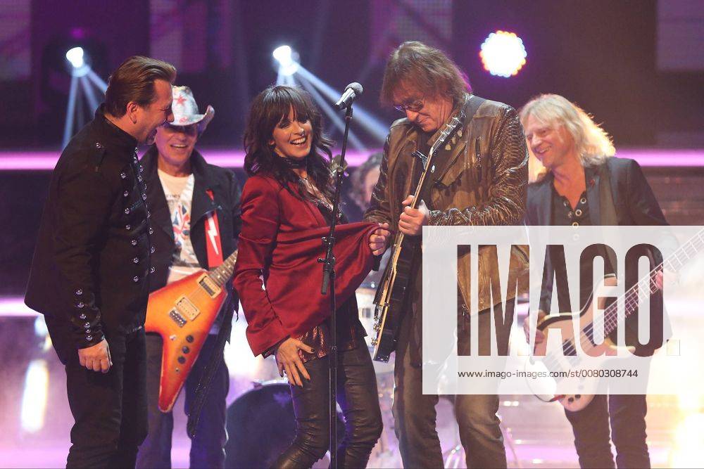 Willkommen bei Carmen Nebel am 30.09.2017 in der TUI Arena in Hannover Nena verhakt sich mit Ihrer Jacke in der Gitarre von Dieter Maschine Birr - Die Rock Legenden schauen zu und lachen Foto: osnapix Willkommen bei Carmen Nebel