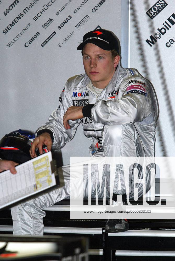 Kimi Räikkönen (Finnland McLaren-Mercedes) nachdenklich an der Box Motorsport Grand Prix Herren Großer Preis von San Marino 2003, Formel 1 Weltmeisterschaft, F1, F, GP, WM, Vdig Einzelbild Imola Nachdenklichkeit,