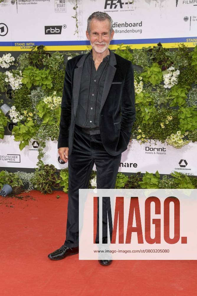 Ulrich Matthes bei der Verleihung des Deutschen Filmpreises am 24. Juni 2022 im Palais am Funkturm in den Messe-Hallen in Berlin.