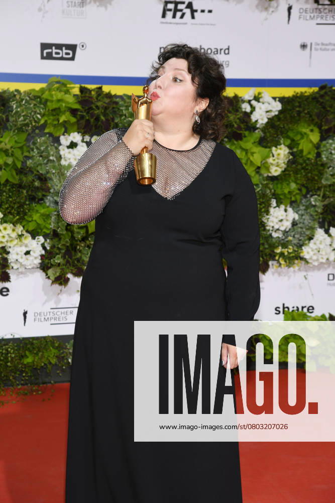 Meltem Kaptan bei der Verleihung des Deutschen Filmpreises Lola am 24. Juni 2022 im Palais am Funkturm in den Messe-Hallen in Berlin. Berlin Deutschland
