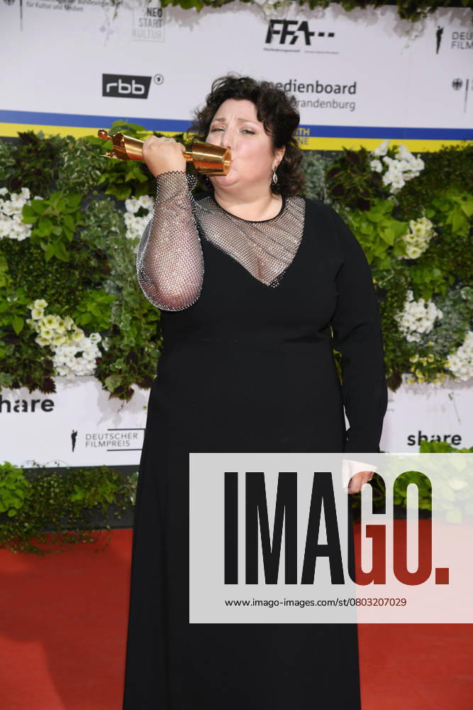 Meltem Kaptan bei der Verleihung des Deutschen Filmpreises Lola am 24. Juni 2022 im Palais am Funkturm in den Messe-Hallen in Berlin. Berlin Deutschland