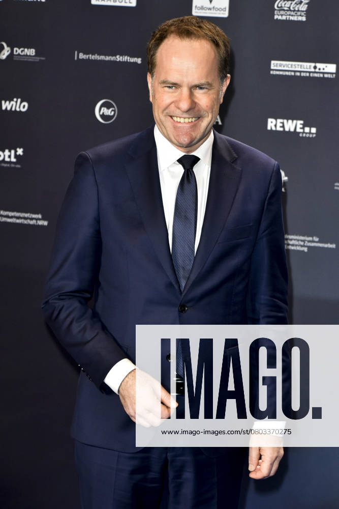 Dr. Stephan Keller Oberbuergermeister der Landeshauptstadt Duesseldorf NRW zu Gast auf dem blauen Teppich bei der Verleihung des 15.Deutscher Nachhaltigkeitspreis 2022 im Maritim Hotel am Freitag 02.Dezember 2022 in Duesseldorf NRW Deutschland