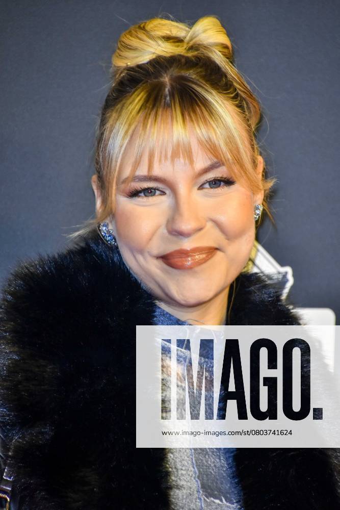 Dagi Bee vor der Fotowand auf dem Roten Teppich bei der 24.Verleihung der 1 LIVE Krone 2023 des WDR im Lokschuppen Bielefeld am Donnerstag 30.11.2023 in Bielefeld NRW D