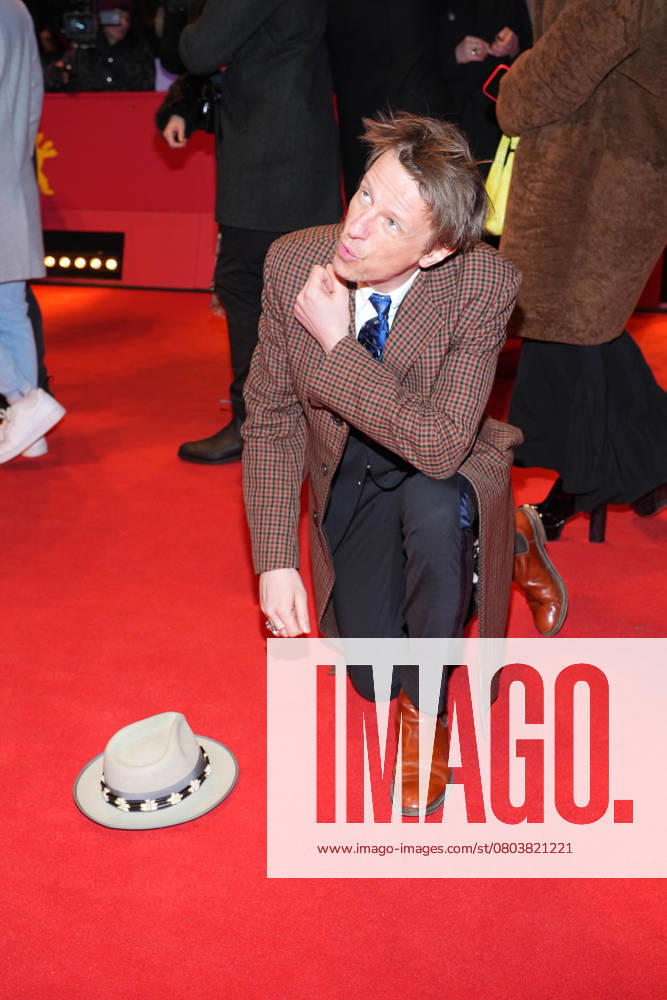 Alexander Scheer bei der Verleihung des Goldenen Ehrenbaers waehrend der Berlin Internationale Filmfestpiele Berlin am 20.02.2024 im Berlinale Palast in Berlin. Berlin Deutschland