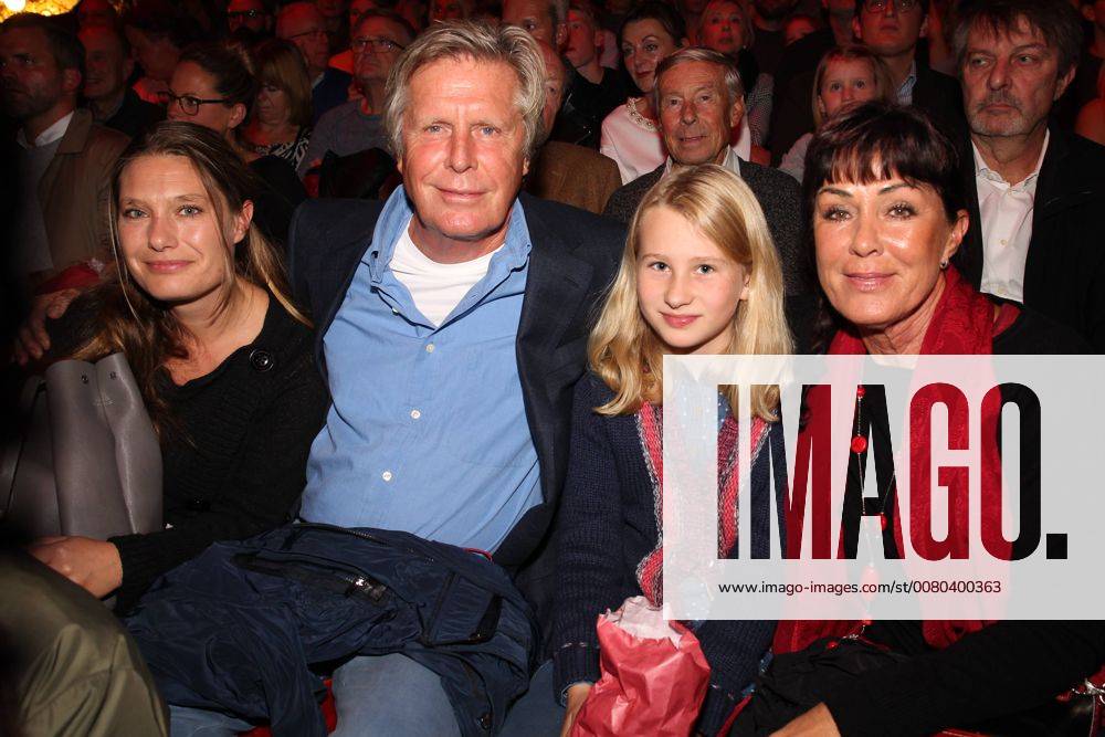 Sigmar Solbach und Ehefrau Claudia Smiatek mit Tochter und Enkelkind, 40 Jahre Circus Roncalli Jubilaeumstournee Reise zum Regenbogen in Muenchen am 07.10.2017