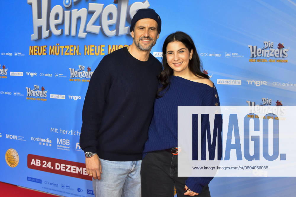 Tom Beck mit Chryssanthi Kavazi Schauspieler zu Gast auf dem Roten Teppich bei der Kino Film Premiere Die Heinzels Neue Muetzen Neue Mission im Cinedome am 08.Dezember 2024 in Koeln NRW Deutschland