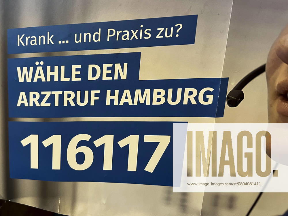 Symbolfoto - Wirtschaft -1 Hiweisschild 116117 Blau Weisses Hinweis Plakat mit der Notrufnummer 116117 haengt an der wand einer Arzt Paxis in Hamburg Der Arztruf Hamburg, das erweiterte Bereitschaftsdienst- und Service-Konzept der Kassenärztlichen Vereinigung Hamburg KVH bietet unter der bundeseinheitlichen Telefonnummer 116 117 den Menschen in Hamburg schnelle ambulante ärztliche Hilfe HH Deutschland