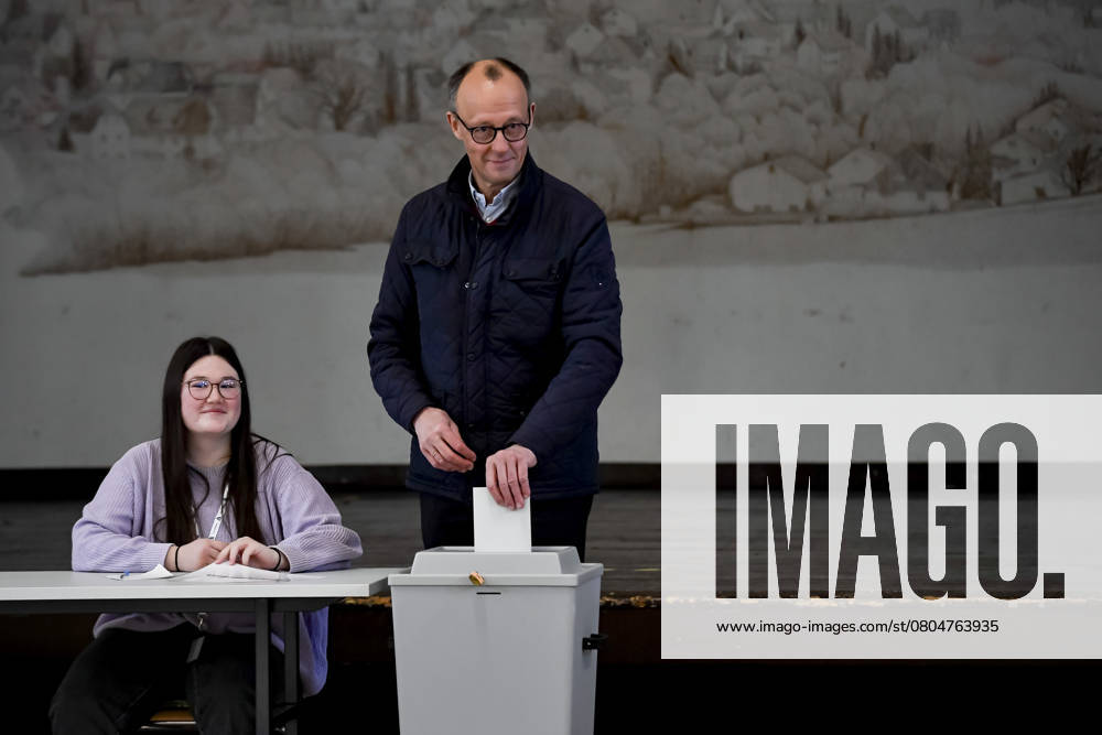 Friedrich Merz an der Wahlurne waehrend der Stimmabgabe im Wahlbüro für die Bundestagswahl 2025, am 23. February 2025 in Arnsberg, Deutschland. (Foto von Max Maiwald DeFodi Images) +++ Friedrich Merz at the ballot box during the Voting at the polling station for the Bundestag elections on February 23, 2025 in Arnsberg, Germany. (Photo by Max Maiwald DeFodi Images)