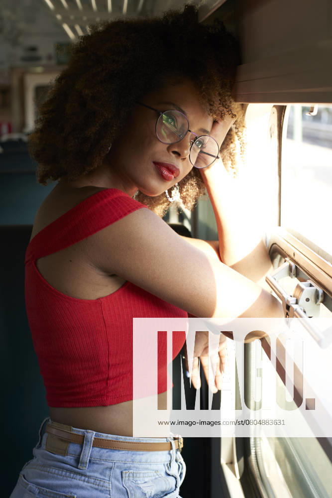 Young woman on a train looking out of window model released, Symbolfoto property released, VEGF00052