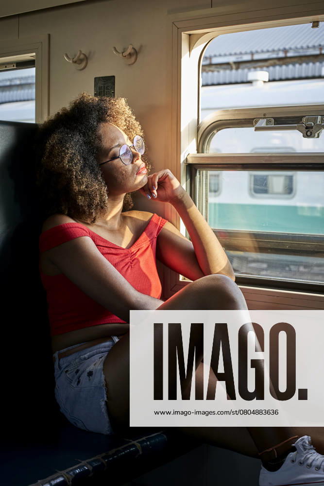 Young woman on a train looking out of window model released, Symbolfoto property released, VEGF00057