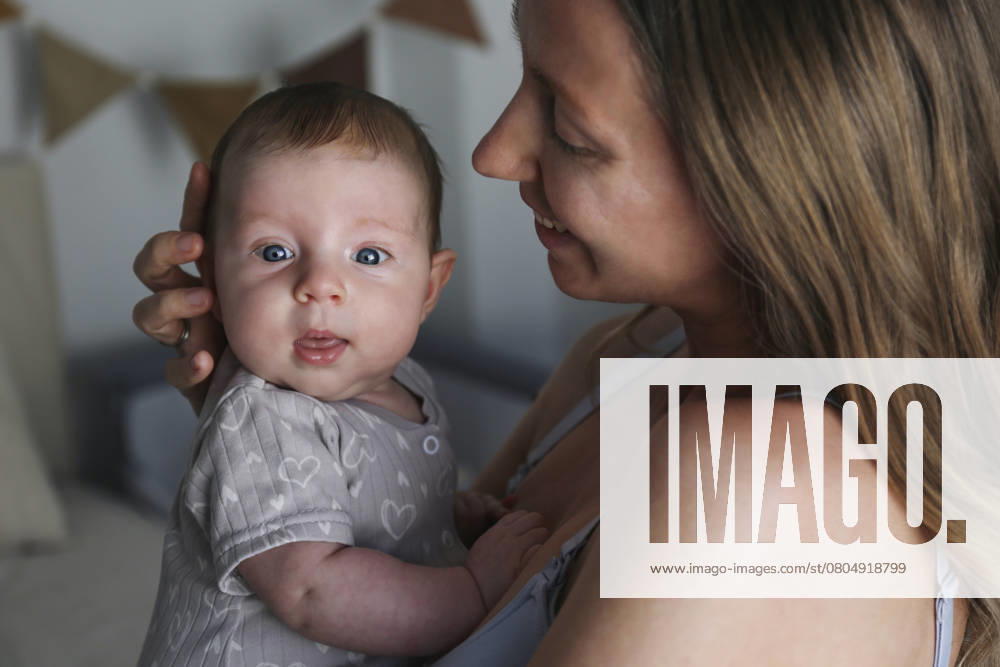 Happy mother embracing cute baby daughter at home model released, Symbolfoto, SYEF00622