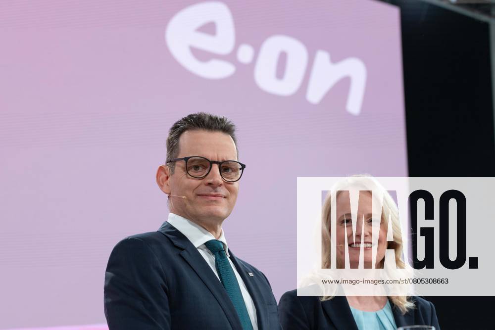Leonhard BIRNBAUM, Vorstandsvorsitzender CEO, Nadia JAKOBI, Vorstandsmitglied, CFO, Finanzvorstand, Bilanzpressekonferenz der E.ON SE in Essen Deutschland am 26.02.2024.
