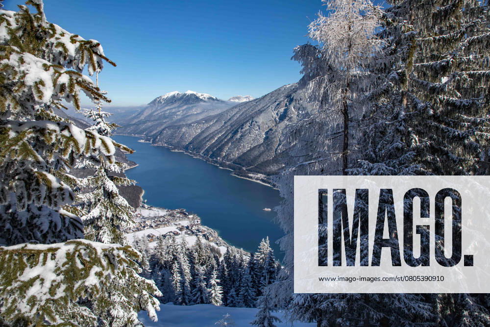 Pertisau, Österreich 15. Februar 2025: Im Bild: Blick auf den Achensee und Pertisau im Winter, Tirol