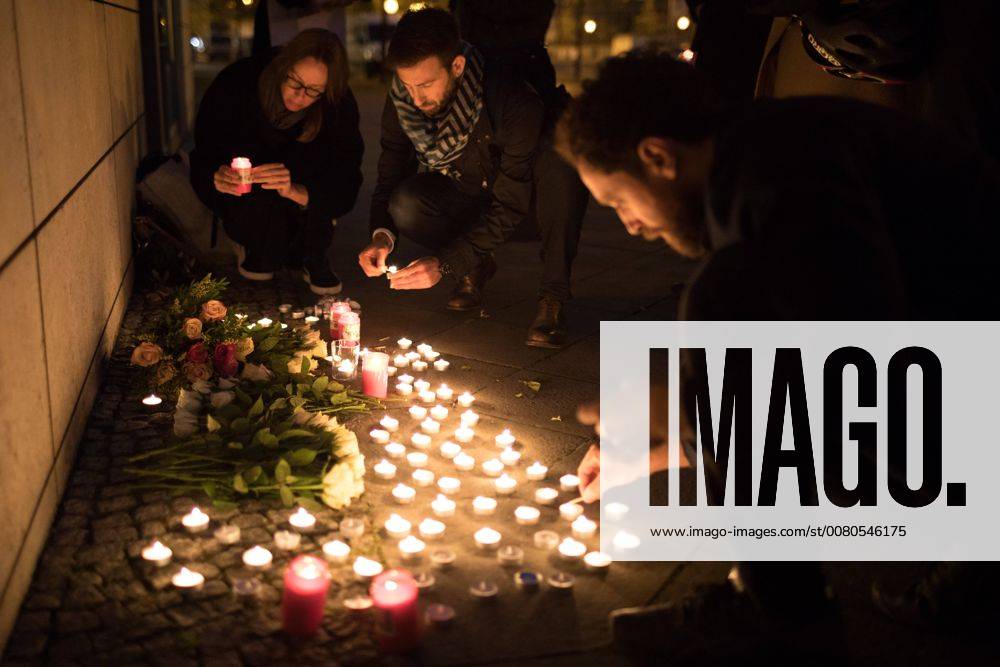 Mahnwache Daphne Caruana Galizia Mahnwache für Daphne Caruana Galizia in Berlin. Ca. 40 Menschen gedenken vor der Botschaft von Malta der mit einer Autobombe ermordeten maltesischen Journalistin Daphne Caruana Galizia. Berlin Berlin Deutschland