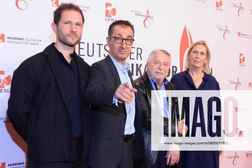 Cem Özdemir und Wolf Biermann auf dem roten Teppich zum Deutscher Musikautorenpreis 2025, The Ritz-Carlton, Berlin, Berlin