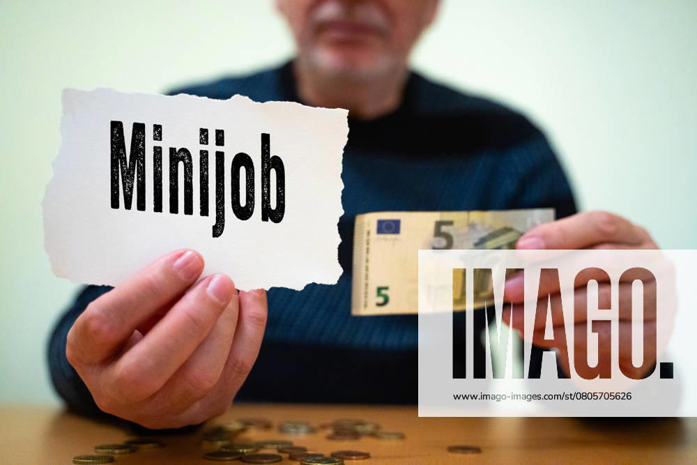 FOTOMONTAGE. Ein Mann hält ein Schild mit der Aufschrift Minijob sowie einen 5-Euro-Schein in der Hand. Minijobs spielen eine wichtige Rolle für Geringverdiener und Rentner, die ihr Einkommen aufbessern müssen.