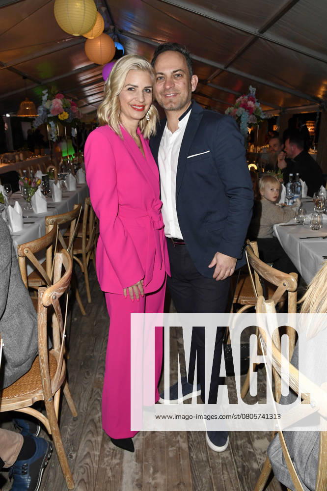 Susan Sideropoulos mit Ehemann Jakob Shtizberg beim Baltic Lights 2025 Charity Schilttenhunderennen in Heringsdorf auf Usedom am 01.03.2025