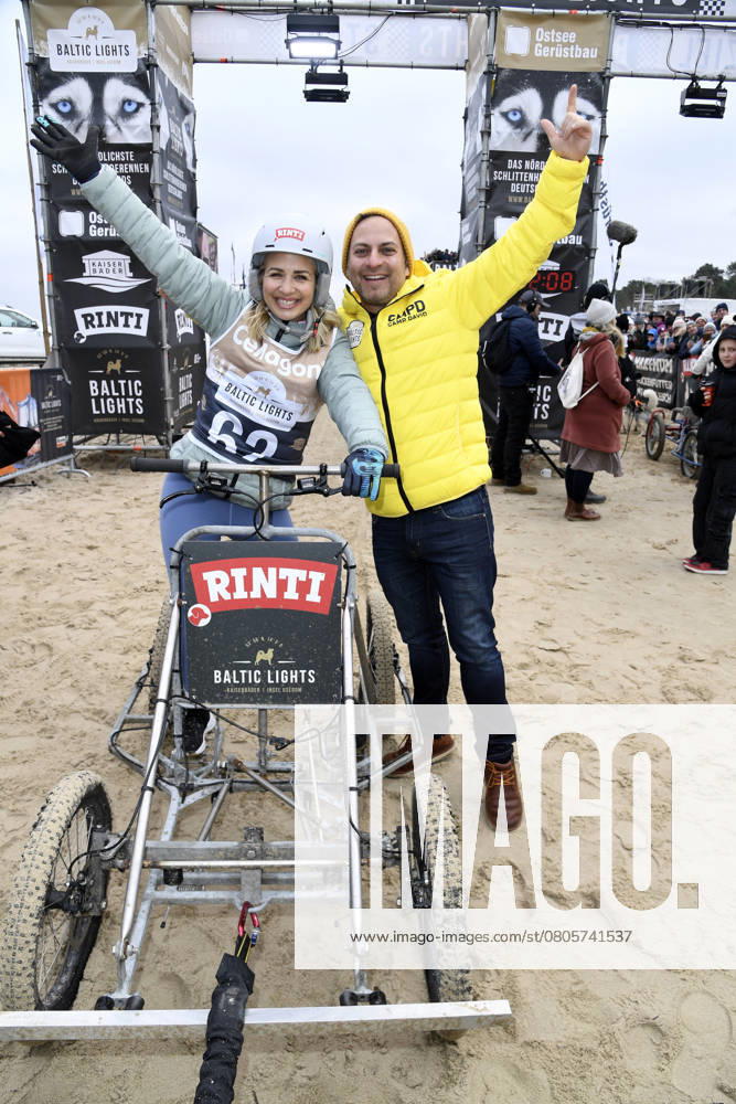 Susan Sideropoulos mit Ehemann Jakob Shtizberg beim Baltic Lights 2025 Charity Schilttenhunderennen in Heringsdorf auf Usedom am 01.03.2025