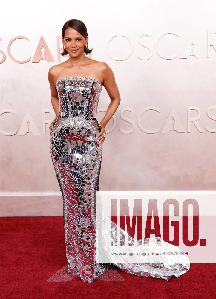 Halle Berry arrives on the red carpet for the 97th Academy Awards in the Hollywood section of Los Angeles on Sunday, March 2, 2025. LAP20250302847 JOHNxANGELILLO