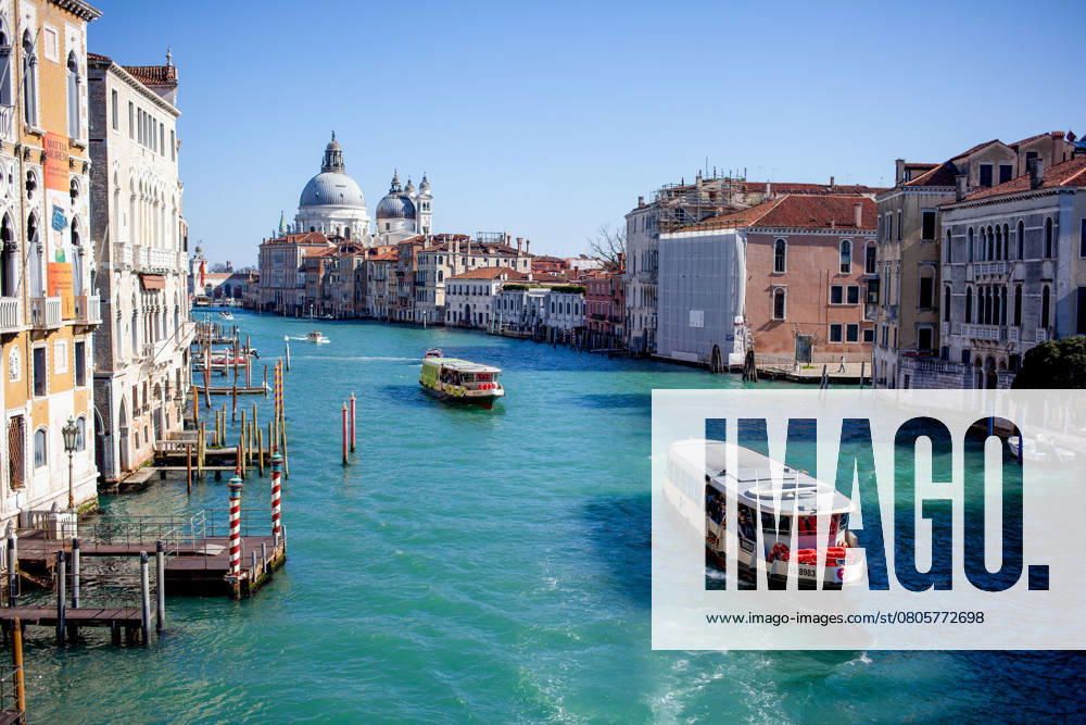Italien, Venetien, Venedig 03.03.2025, Italien, ITA, Venetien, Venedig, im Bild Venedig, Stadtansichten, Touristen, Reisefeature, Karneval, Masken, maskiert, venezianisch, Reise, Venedig, Venezia, Venetien, Stadtansicht, Campanile, Canale Grande, Markusplatz, Markuskirche, Touristen, Gondel, Gondolere, Faehre, Motorboot, Wassertaxi, Vaporetto, Adria, Lagune, Pfahlbauten, Bruecke, Rialtobruecke, La Gondola, Dogenpalast, Italien, Creativ, Kreativ Venetien
