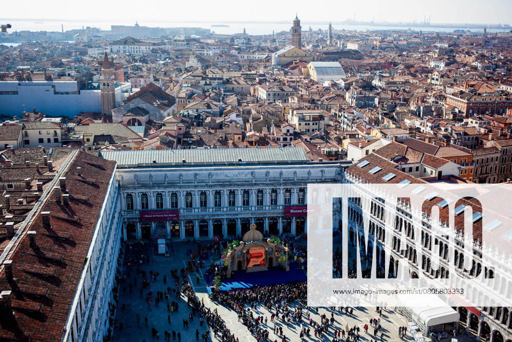 Italien, Venetien, Venedig 03.03.2025, Italien, ITA, Venetien, Venedig, im Bild Venedig, Stadtansichten, Touristen, Reisefeature, Karneval, Masken, maskiert, venezianisch, Reise, Venedig, Venezia, Venetien, Stadtansicht, Campanile, Canale Grande, Markusplatz, Markuskirche, Touristen, Gondel, Gondolere, Faehre, Motorboot, Wassertaxi, Vaporetto, Adria, Lagune, Pfahlbauten, Bruecke, Rialtobruecke, La Gondola, Dogenpalast, Italien, Creativ, Kreativ Venetien