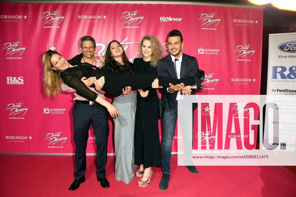 Die Schauspieler der RTL Serie unter uns Jens Hajek, Antonia Michalsky Pauline Angert Cronis Karakassidis halten Astrid Leberti kommt am 26.10.2017 in Köln zur Deutschlandpremiere des Musical Dirty Dancing.