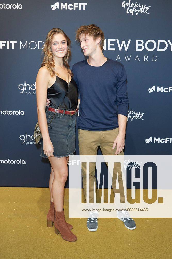 Moritz Hans (Ninja-Warrior-Sieger) mit Nikola - Verleihung des McFit NEW BODY Award in Berlin am 26.10.2017. McFit NEW BODY Award
