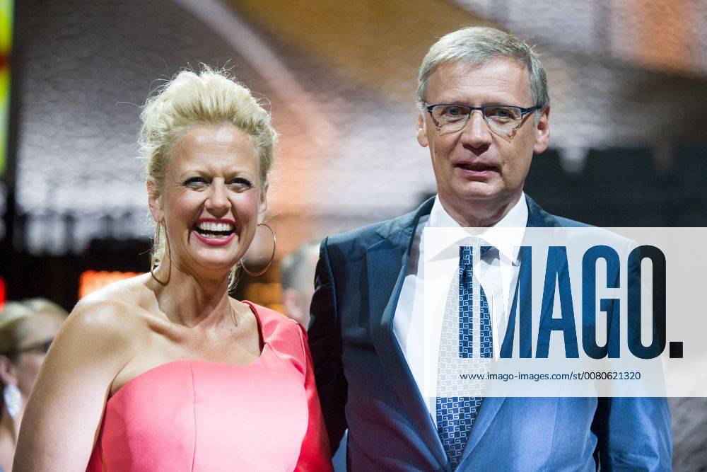 Barbara SCHOENEBERGER (li., Schöneberger, Moderatorin) und Guenther JAUCH (Günther, Moderator), Schlussbild nach der Show, Verleihung des Deutschen Radiopreises 2017 in der Elbphilharmonie in Hamburg am 07.09.2017.