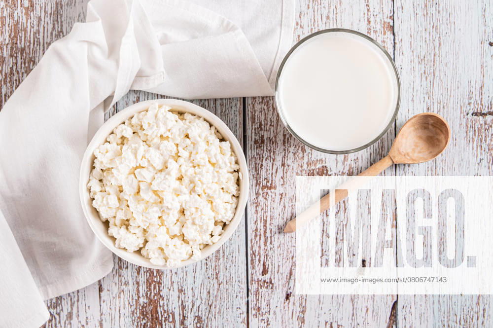 IMAGO Creative, Food, High Protein Frühstück A bowl of fresh cottage cheese for breakfast on the table top view A bowl of fresh cottage cheese for breakfast on the table top view