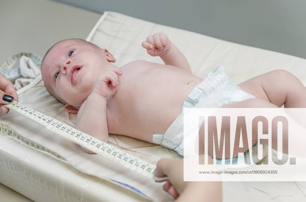 Kinderarzt bei der Untersuchung eines kleinen Babys in der Klinik Pediatrician examining little baby in clinic