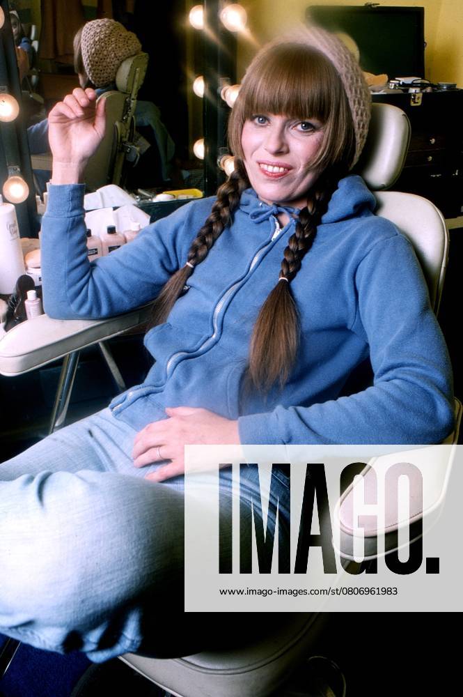 MARY HARTMAN, MARY HARTMAN, Louise Lasser, in the makeup room (1976), 1976-1977. ph: John G. Zimmerman Archive courtesy Everett Collection **HIGHER RATES APPLY**TSDMAHA EC016 PUBLICATIONXNOTxINxCANxCHNxFRAxITAxJPNxNORxPOLxRUSxESPxUKxUSA