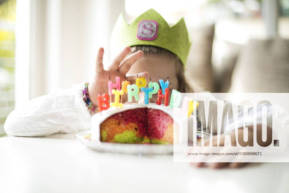 Geburtstag - Symbolbilder Girl hiding behind birthday cake model released Symbolfoto property released MOEF00130