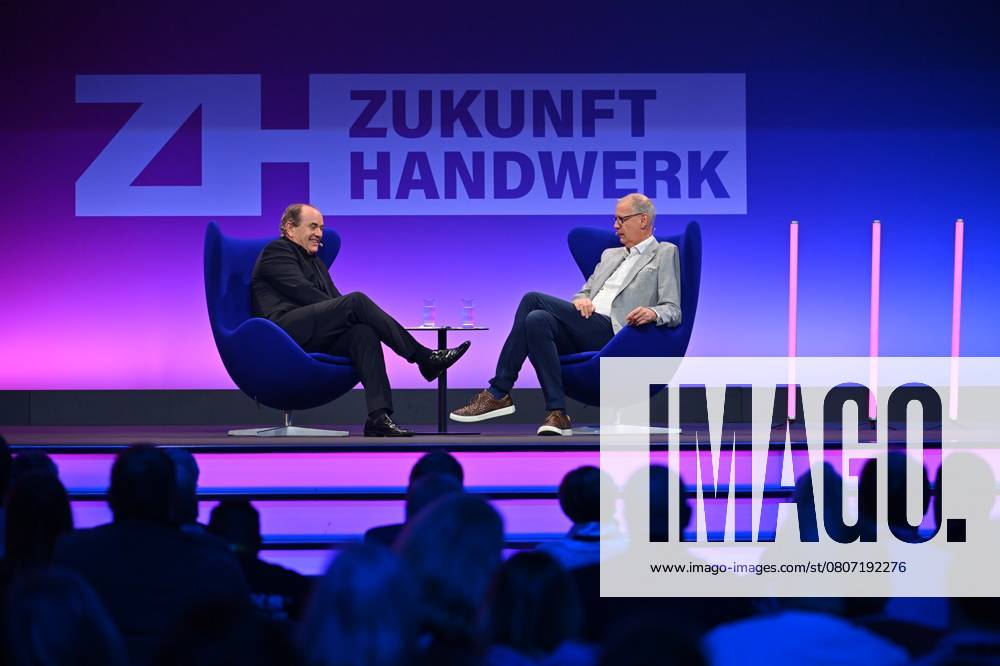 Guenther JAUCH (Fernsehmoderator), im Gespraech mit Moderator Wolfram KONS: (li). ZDF Forum anlaesslich Internationale Handwerksmesse IHM Muenchen am 13.03.2025