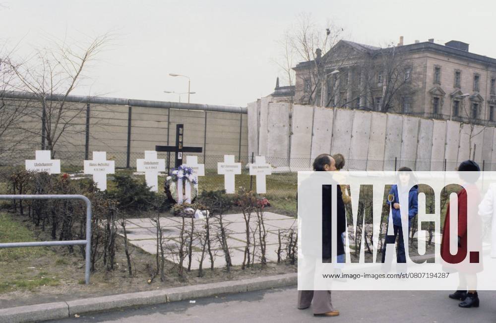 Die Berliner Mauer. Eine bewachte Betonmauer, die West Berlin von 1961 bis 1989 umgab und es von Ost Berlin und Ostdeutschland trennte. Der Bau der Berliner Mauer begann 1961. West Berlin war eine politische Enklave, die in den Jahren des Kalten Krieges den westlichen Teil Berlins umfasste. 1978 aufgenommenes Bild der Berliner Mauer und ihrer Betonbauteile The Berlin Wall. A guarded concrete barrier that encircled West Berlin from 1961 to 1989, separating it from East Berlin and East Germany. The construction of the Berlin wall started 1961. West Berlin was a political enclave which comprised the western part of Berlin during the years of the Cold war. Picture taken 1978 of the Berlin wall and it s concrete building elements