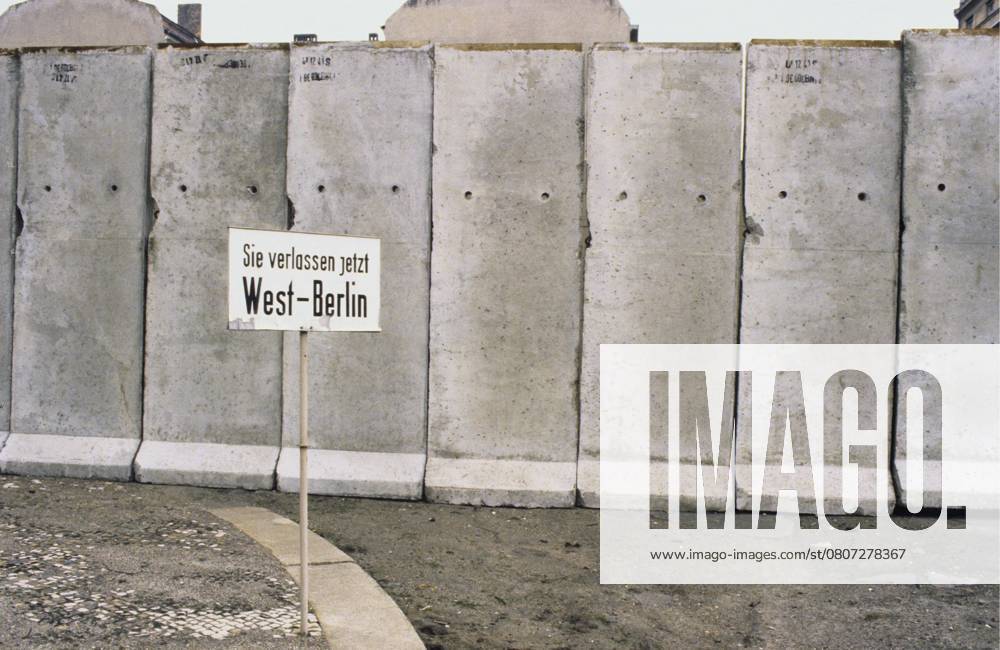 Die Berliner Mauer. Eine bewachte Betonmauer, die West Berlin von 1961 bis 1989 umgab und es von Ost Berlin und Ostdeutschland trennte. Der Bau der Berliner Mauer begann 1961. West Berlin war eine politische Enklave, die in den Jahren des Kalten Krieges den westlichen Teil Berlins umfasste. 1978 aufgenommenes Bild der Berliner Mauer und ihrer Betonbauteile The Berlin Wall. A guarded concrete barrier that encircled West Berlin from 1961 to 1989, separating it from East Berlin and East Germany. The construction of the Berlin wall started 1961. West Berlin was a political enclave which comprised the western part of Berlin during the years of the Cold war. Picture taken 1978 of the Berlin wall and it s concrete building elements