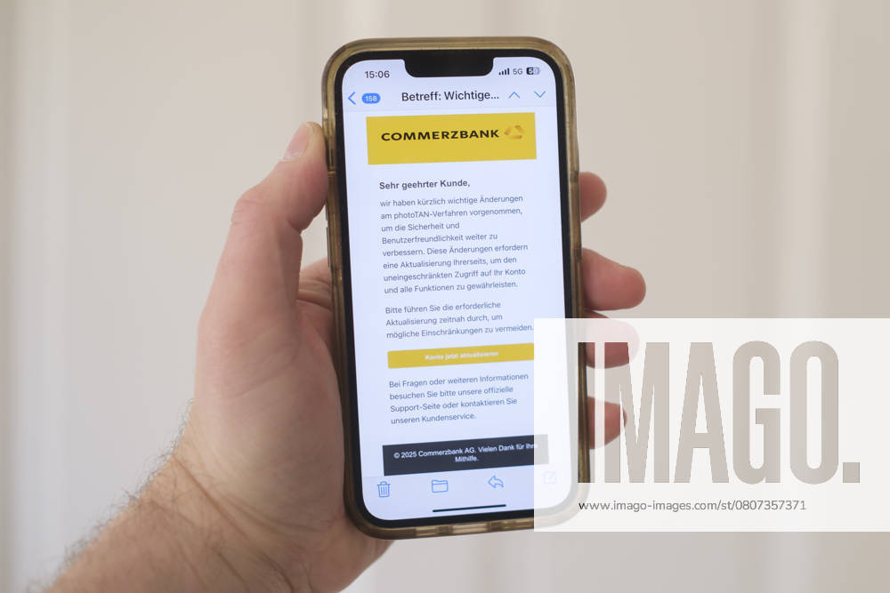 Betrügerische Phishing email auf einem Mobiltelefon die dazu auffordert ein wichtiges Update für die Banksoftware der Commerzbank durchzuführen