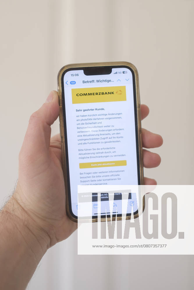 Betrügerische Phishing email auf einem Mobiltelefon die dazu auffordert ein wichtiges Update für die Banksoftware der Commerzbank durchzuführen