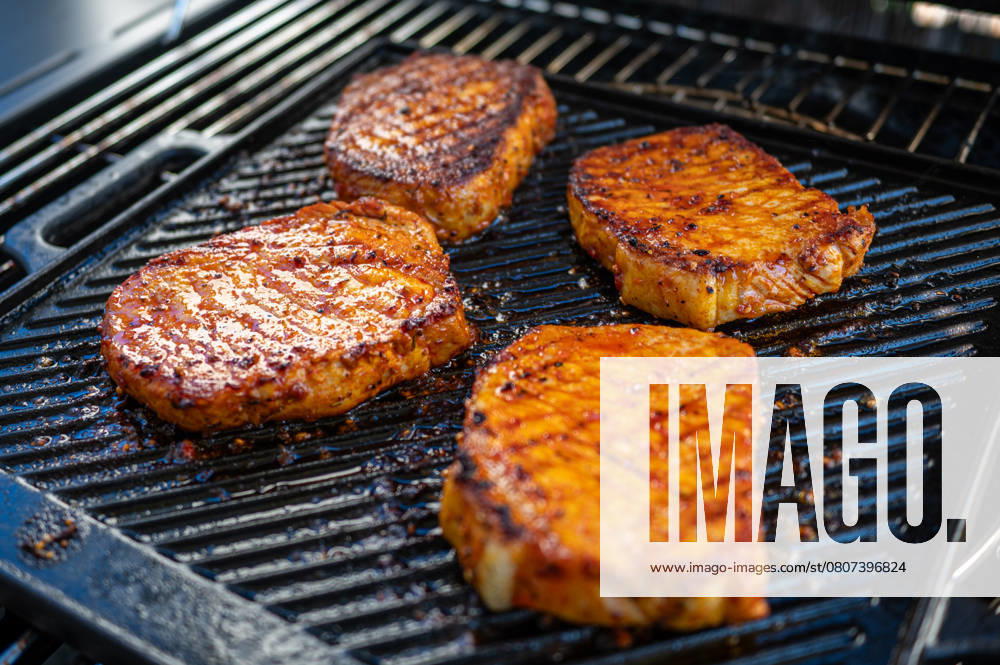 Saftige Grillsteaks auf heißer Gusseisenplatte , Deutschland, 19.03.2025, Deutschland grillt bei bestem Grillwetter. Vier goldbraun gegrillte, saftige Steaks auf einer heißen Gusseisenplatte, gewürzt und mit perfekter Grillkruste.